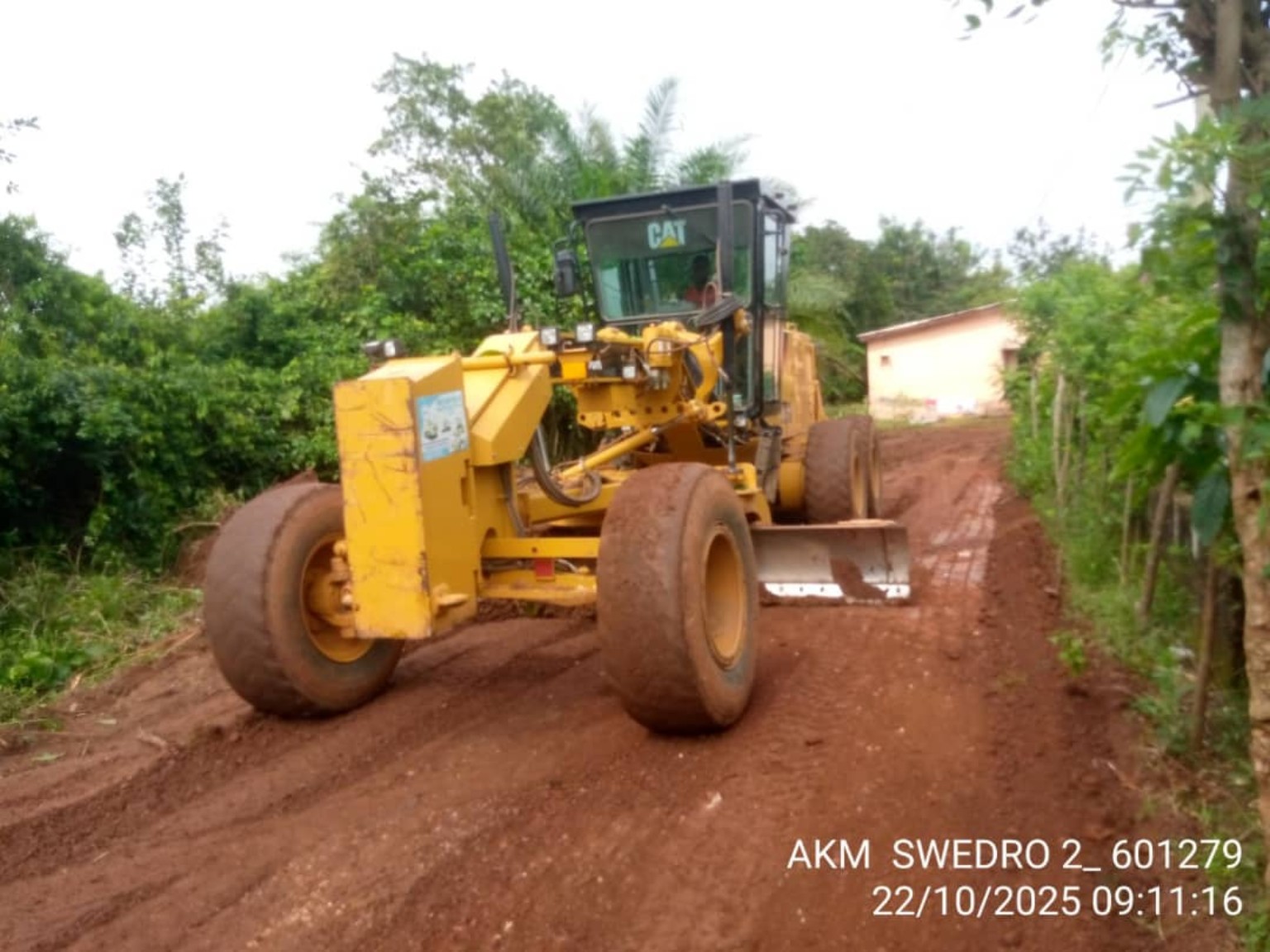 Placement of road formation material from a tipper truck